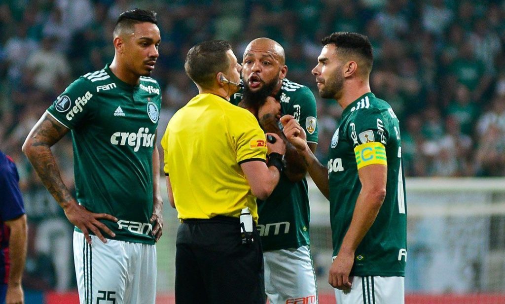 Jogador que comete falha receberá um aviso ou será expulso do campo regras de falhas em 20 regras do futebol