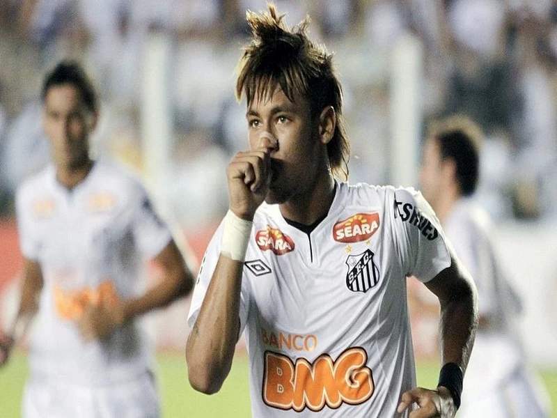 Neymar gia nhập học viện bóng đá của Santos FC ở tuổi 11