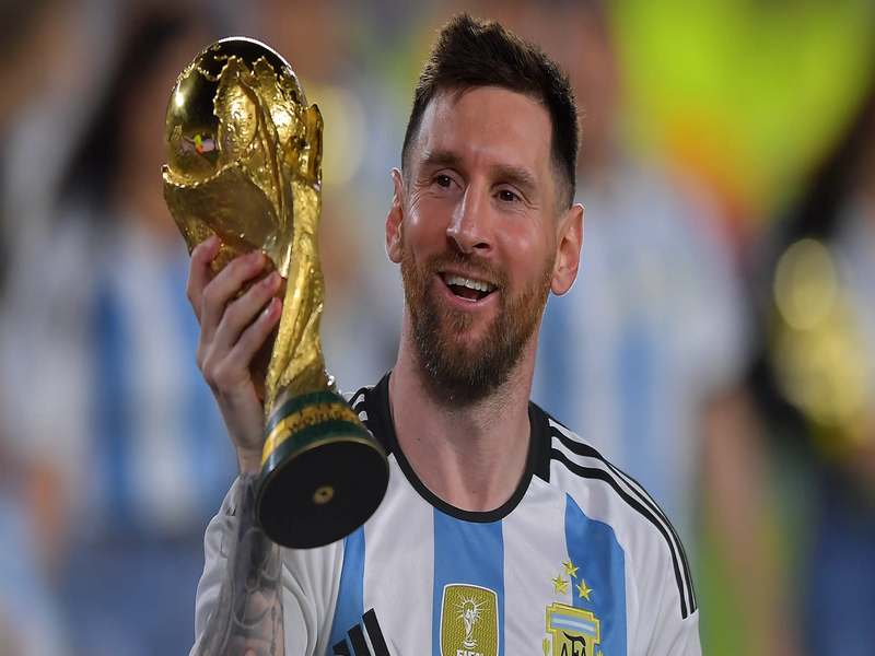 Messi đã giúp Argentina đạt được nhiều thành công, bao gồm cúp vàng Copa America năm 2021 và FIFA WC 2022