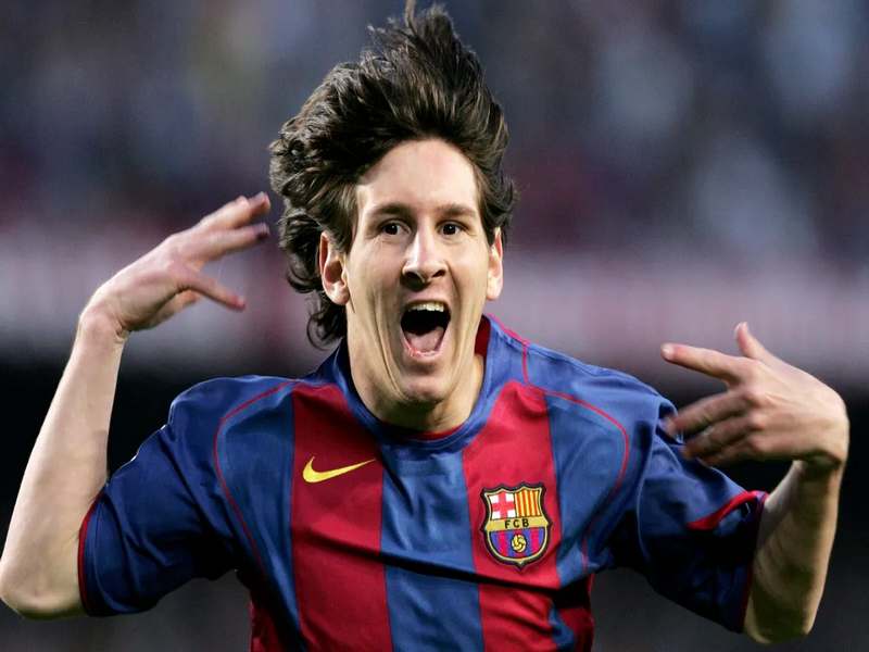 Messi đã gắn bó với FC Barcelona từ khi mới 13 tuổi và trở thành một phần quan trọng của đội bóng này