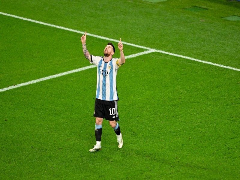 Messi chỉ lên trời để tưởng nhớ đến bà ngoại