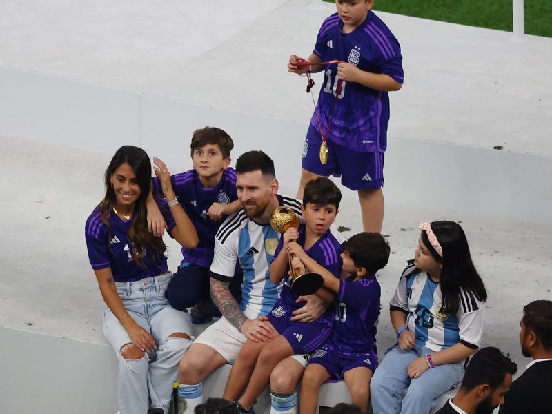 Cầu thủ người Argentina có cuộc sống gia đình riêng tư và một tình yêu đặc biệt dành cho con cái
